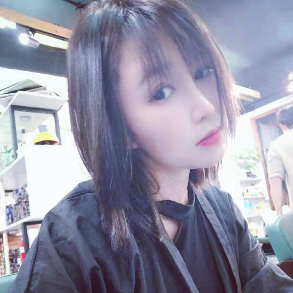 矮小凝眸超短裙的照片