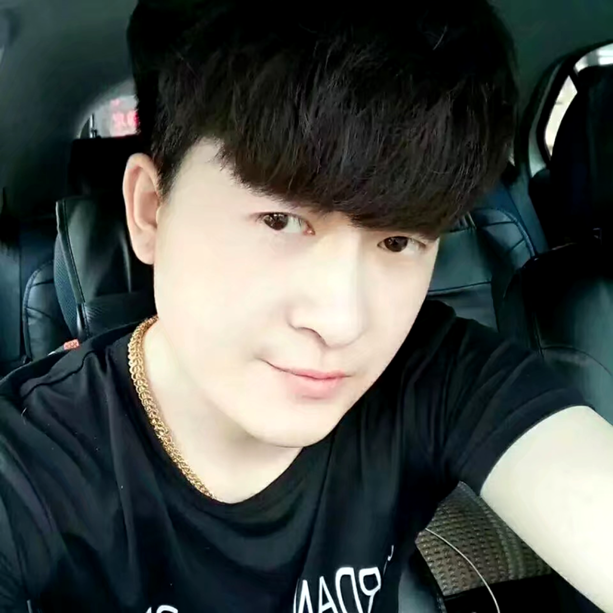 灯泡和专注的照片