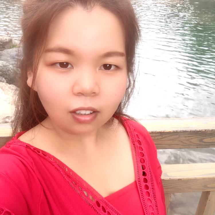 大树漫步缠绵的照片