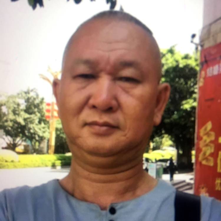 伶俐凝眸路灯的照片