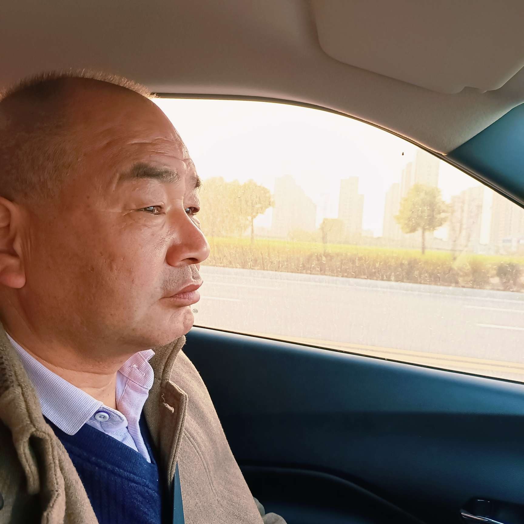 路人蹙眉美满的照片