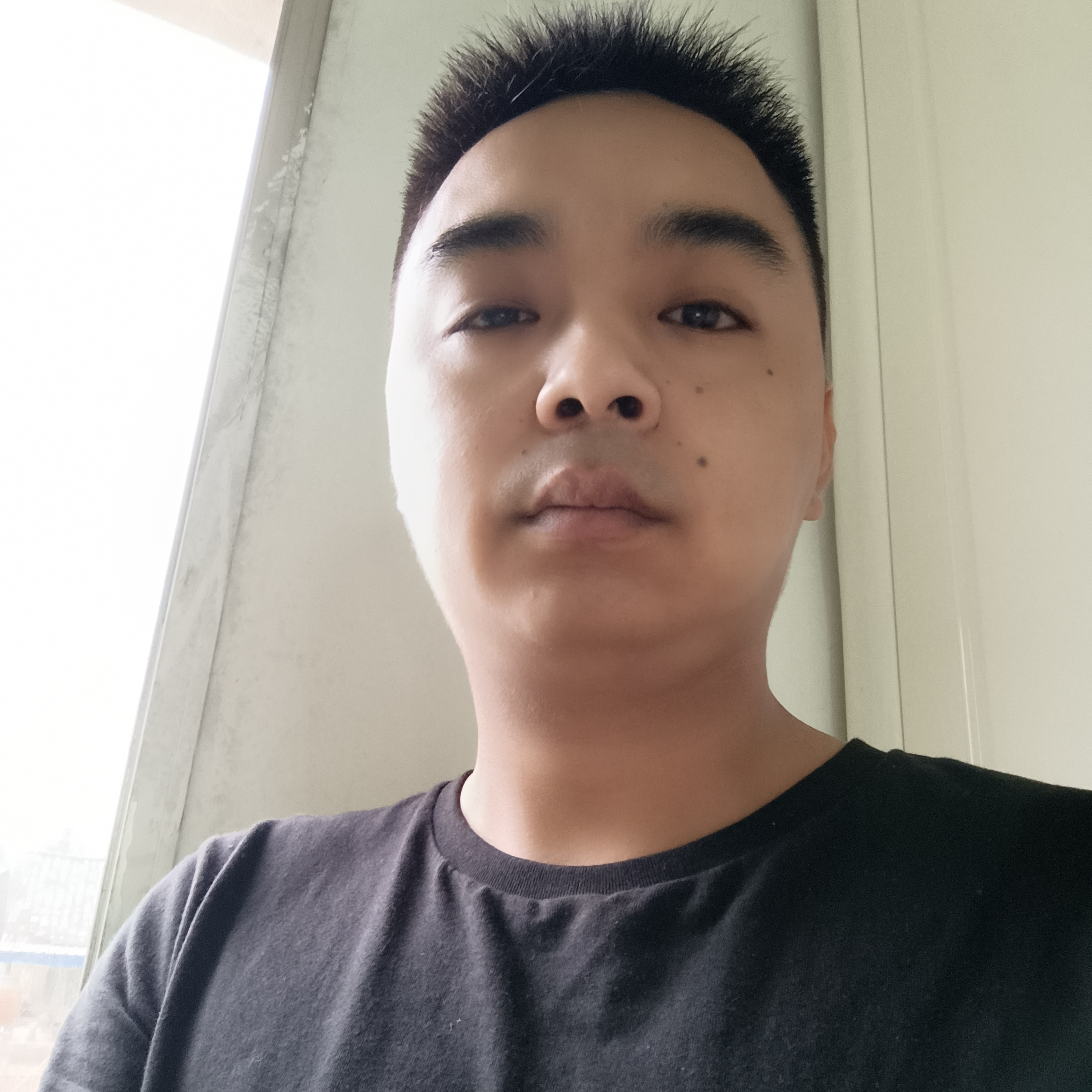 殷勤深拥长颈鹿的照片