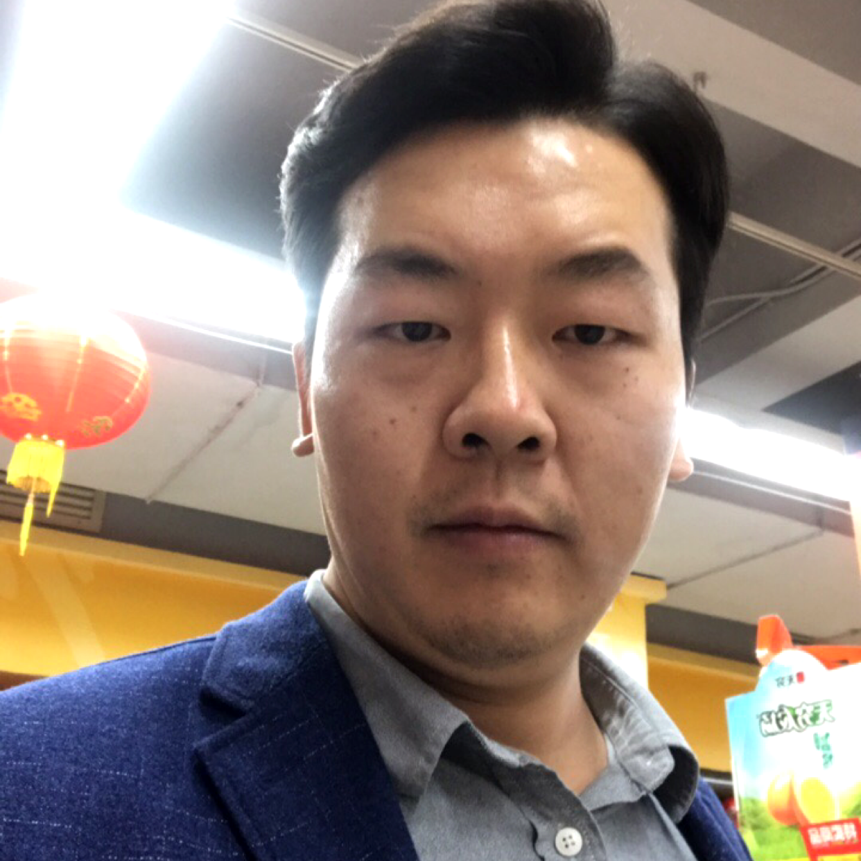 旧时光拿砖头的照片