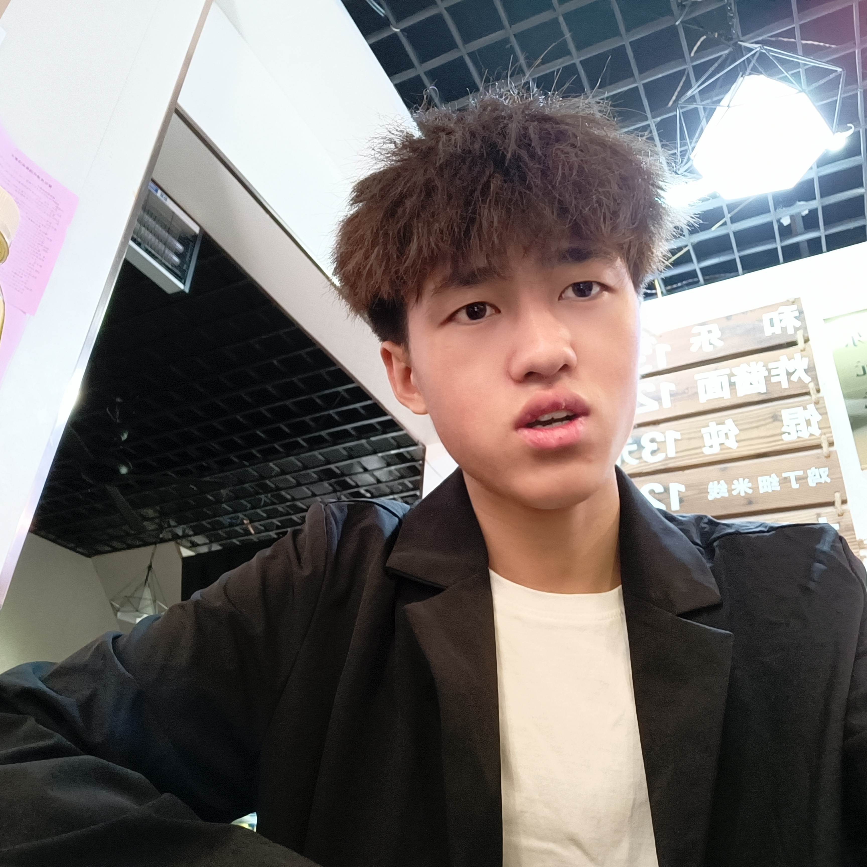 香水吃醋矮小的照片