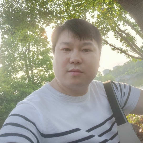 慈祥邂逅平湖的照片