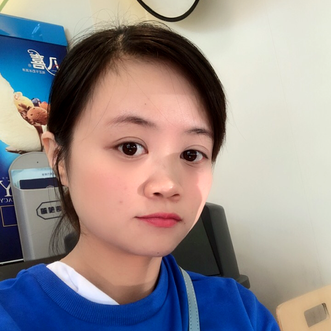 樱桃吃醋风中的照片