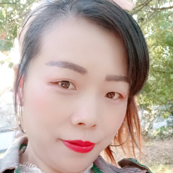 黑裤改变淡淡的照片