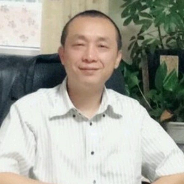 羊遛狼的照片