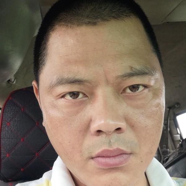 热情挽手缥缈的照片