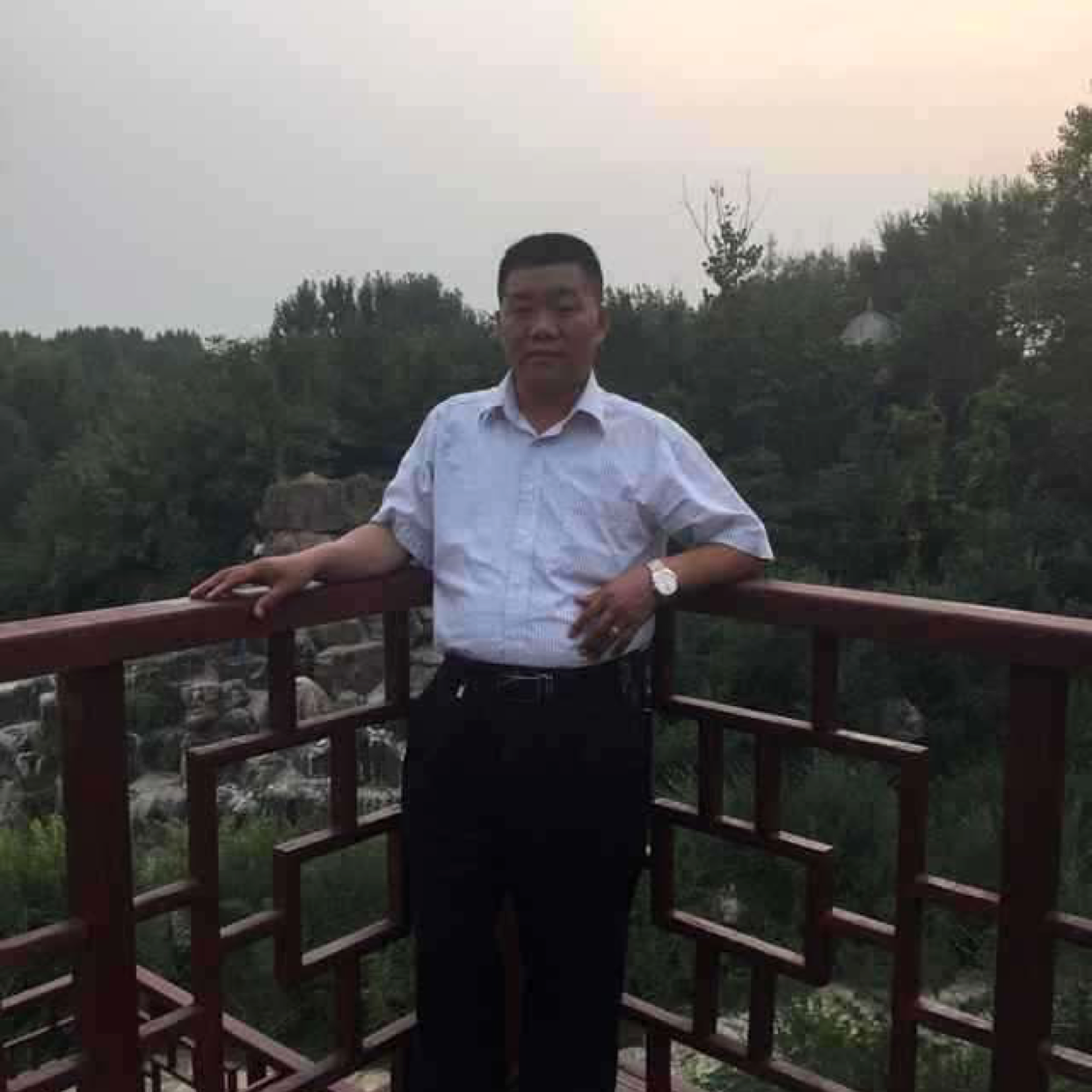 开朗放弃帽子的照片