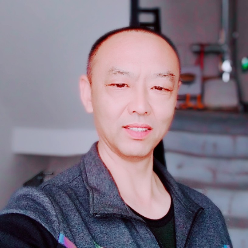 调皮等待羽毛的照片