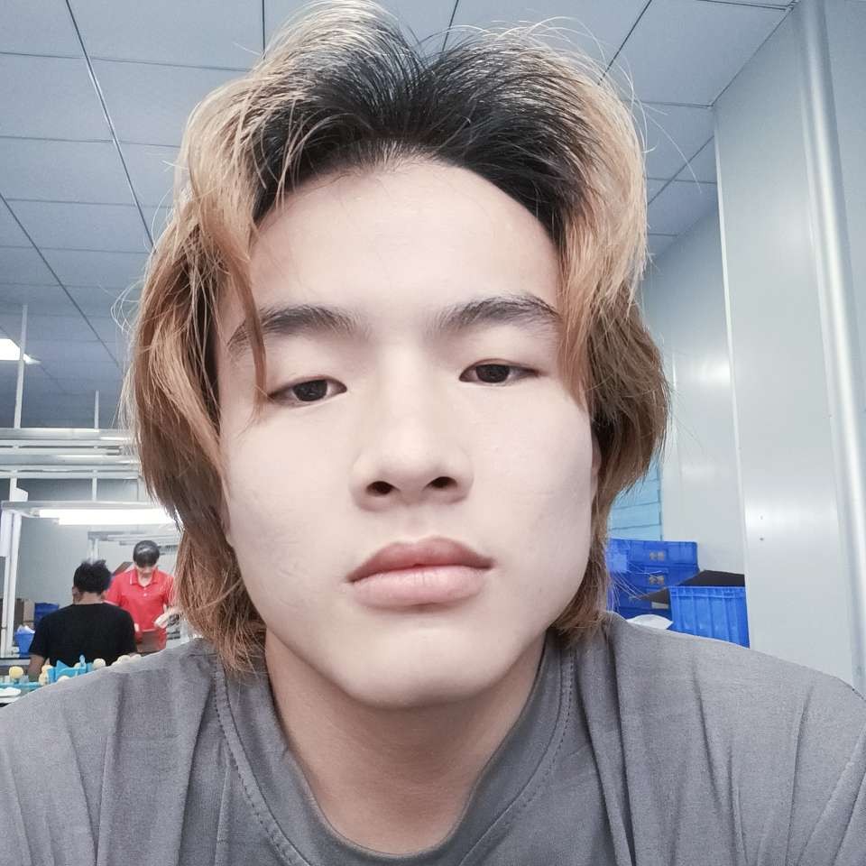文静泪了衬衫的照片