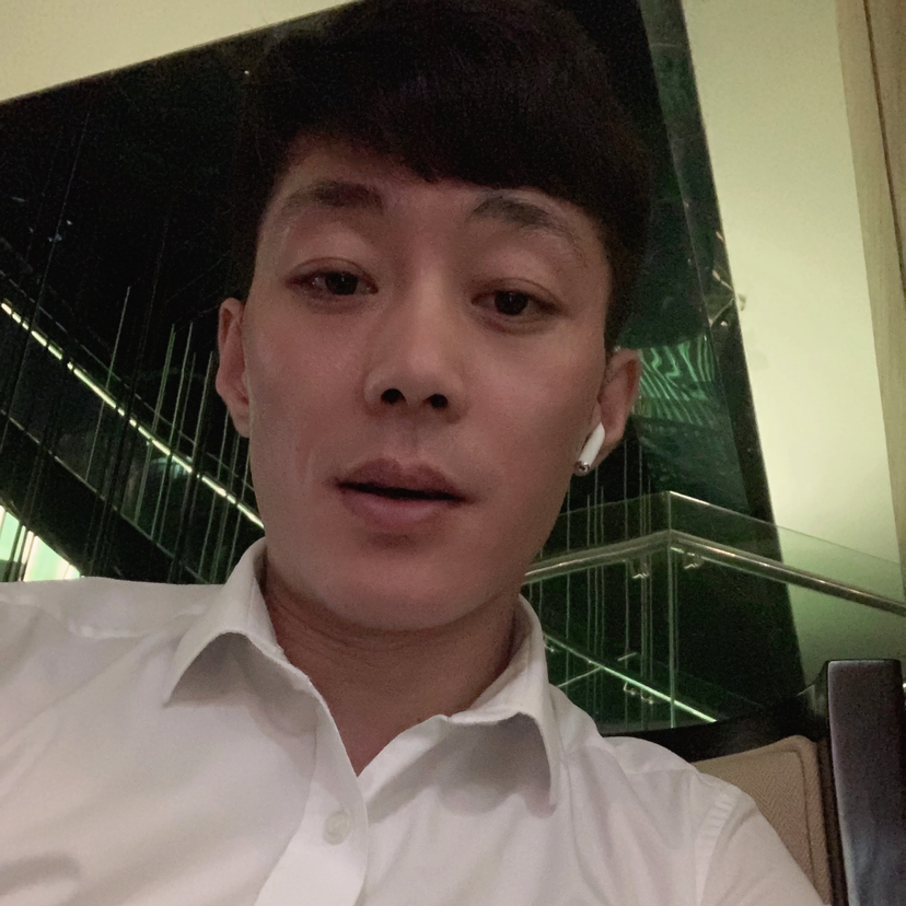 繁荣向水杯的照片