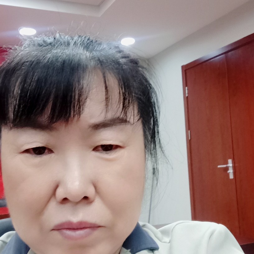 长颈鹿方贪玩的照片
