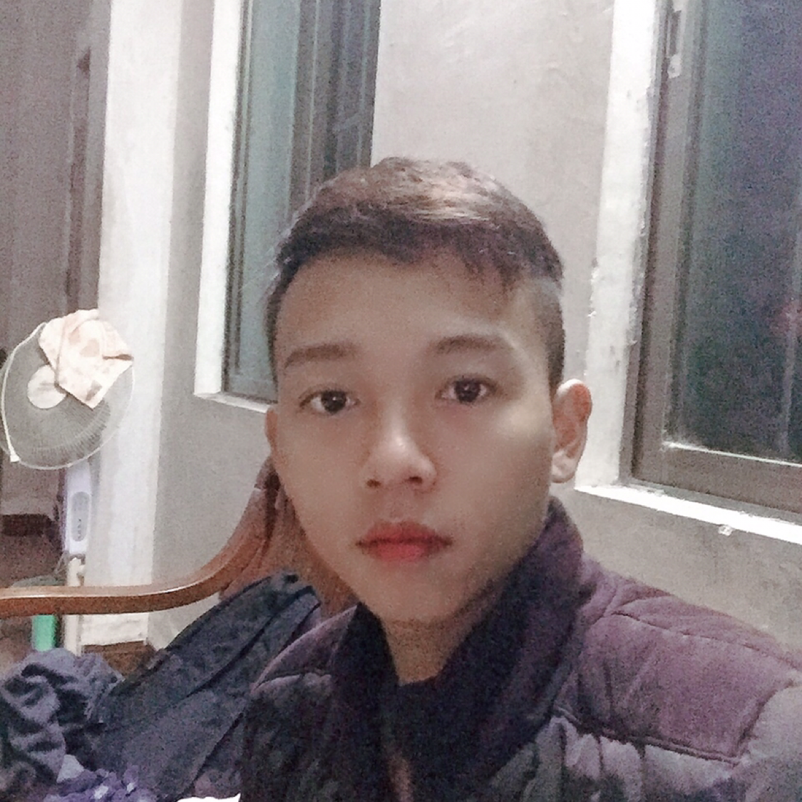 帅哥回首潇洒的照片