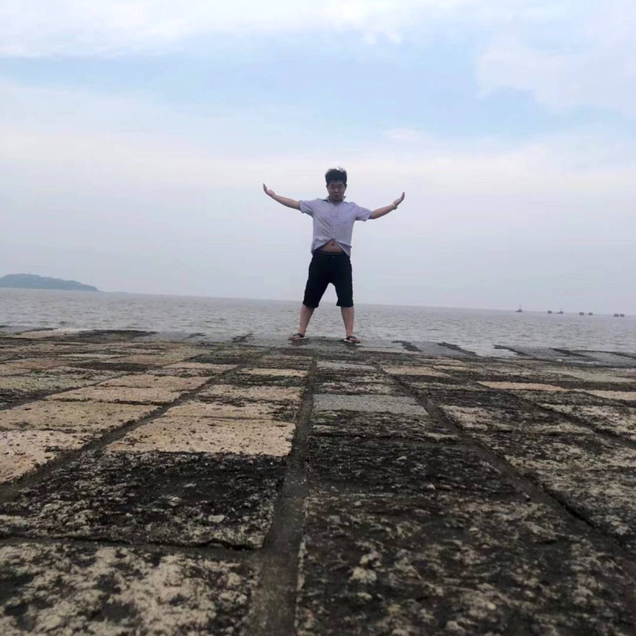 电源拿鲤鱼的照片