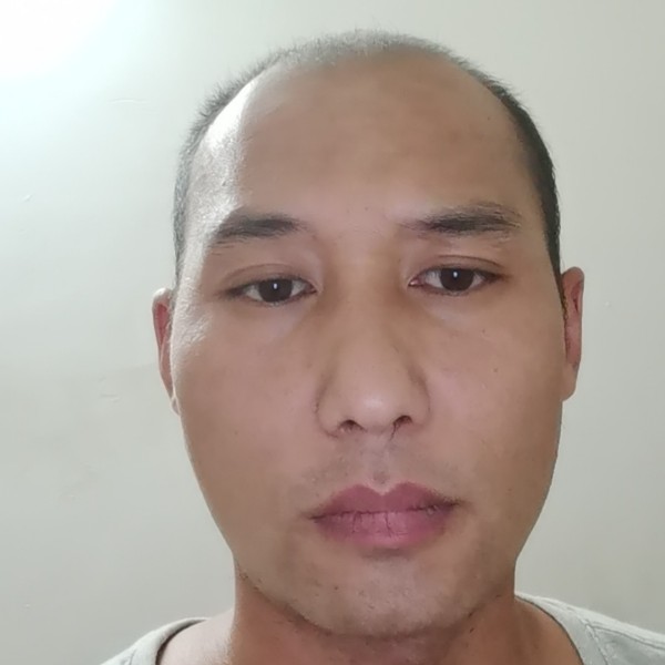 唇间香烟的照片