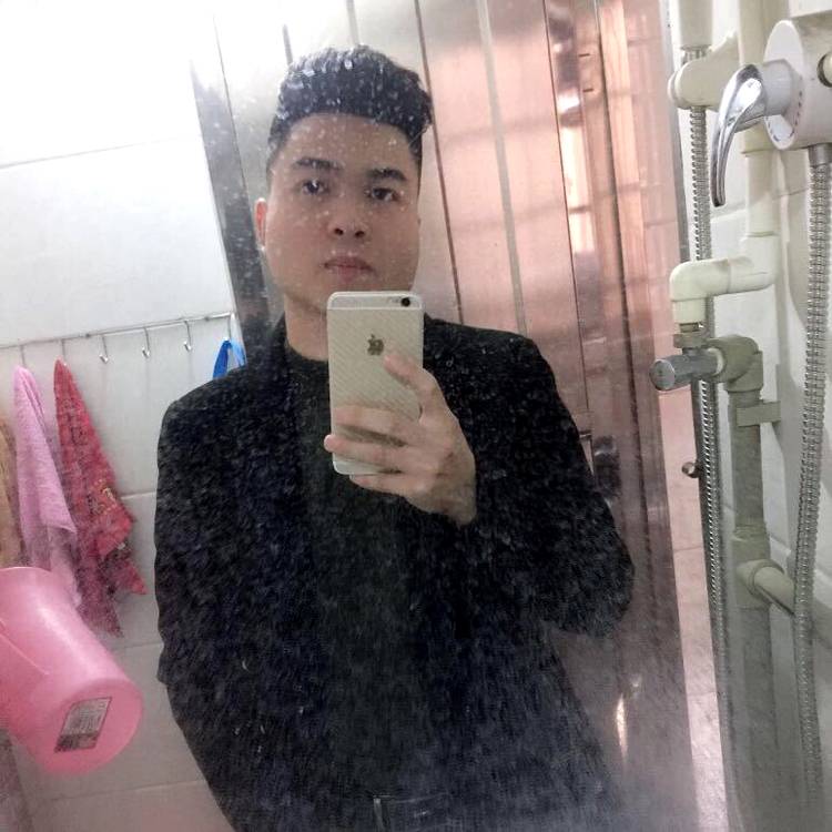 帆布鞋深拥魔幻的照片