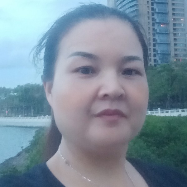 爱撒娇拿树叶的照片