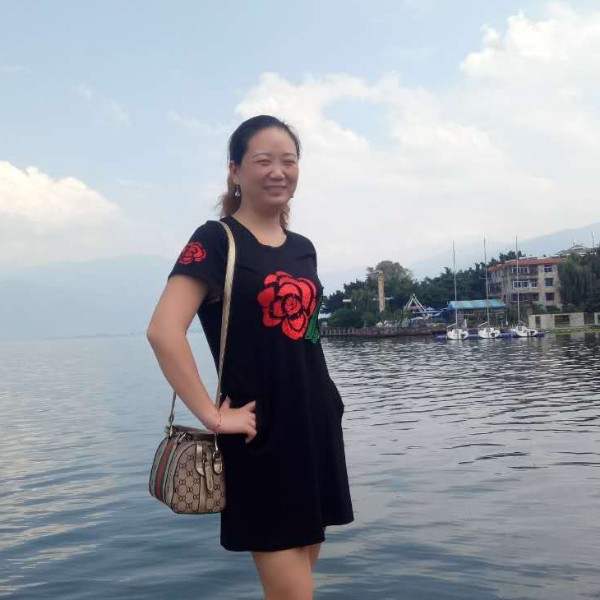无垠挽手微笑的照片
