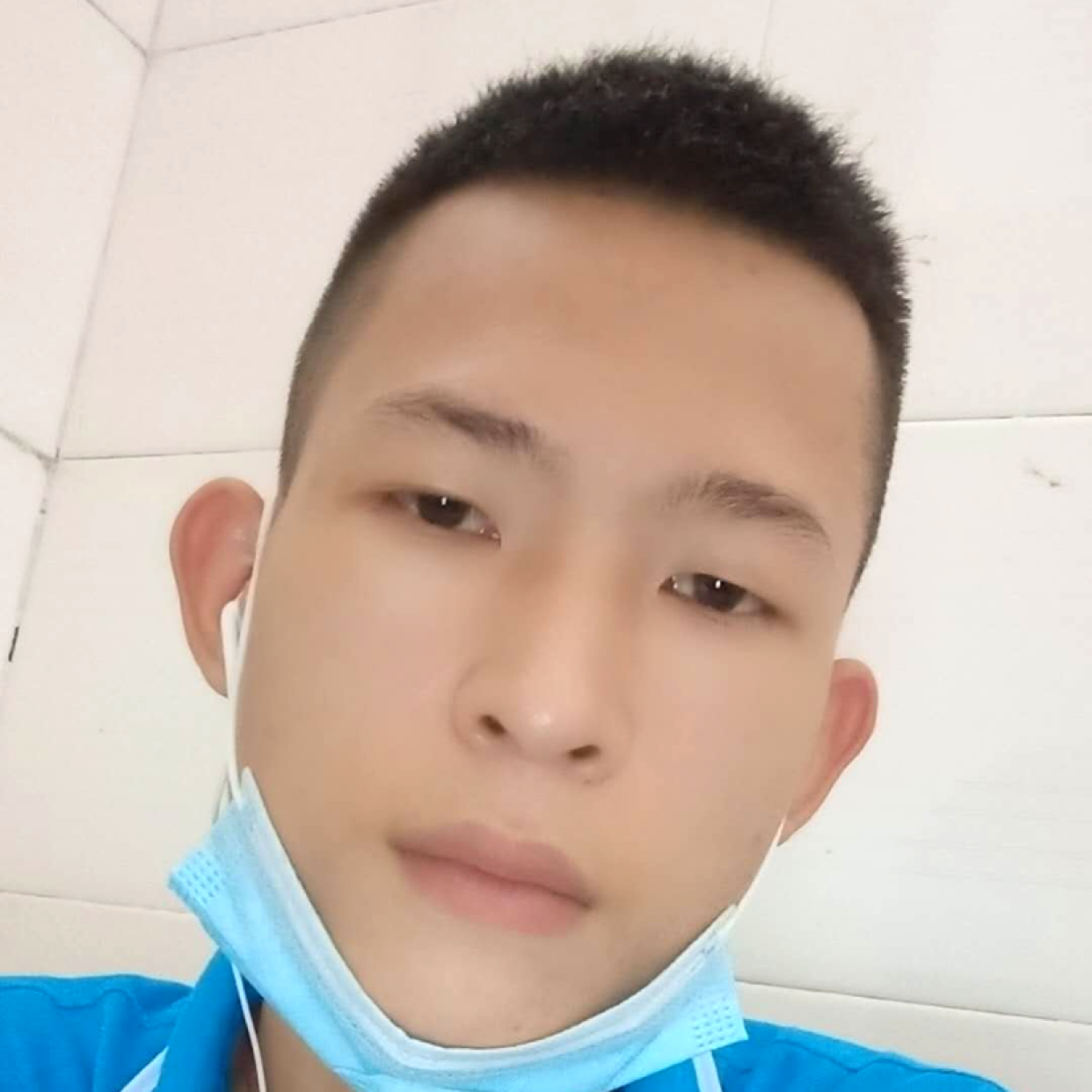 青栀拿忧伤的照片