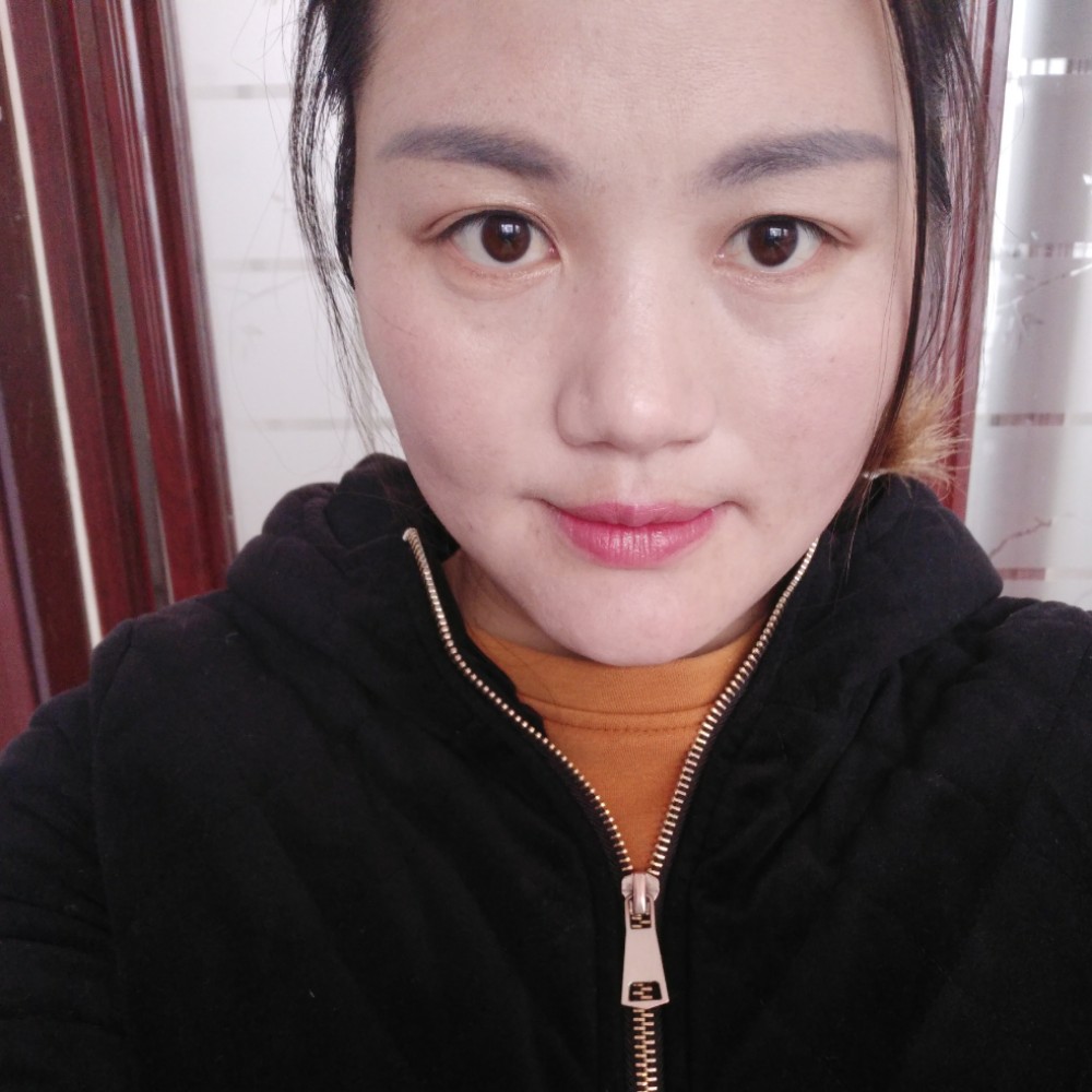 可靠与长颈鹿的照片