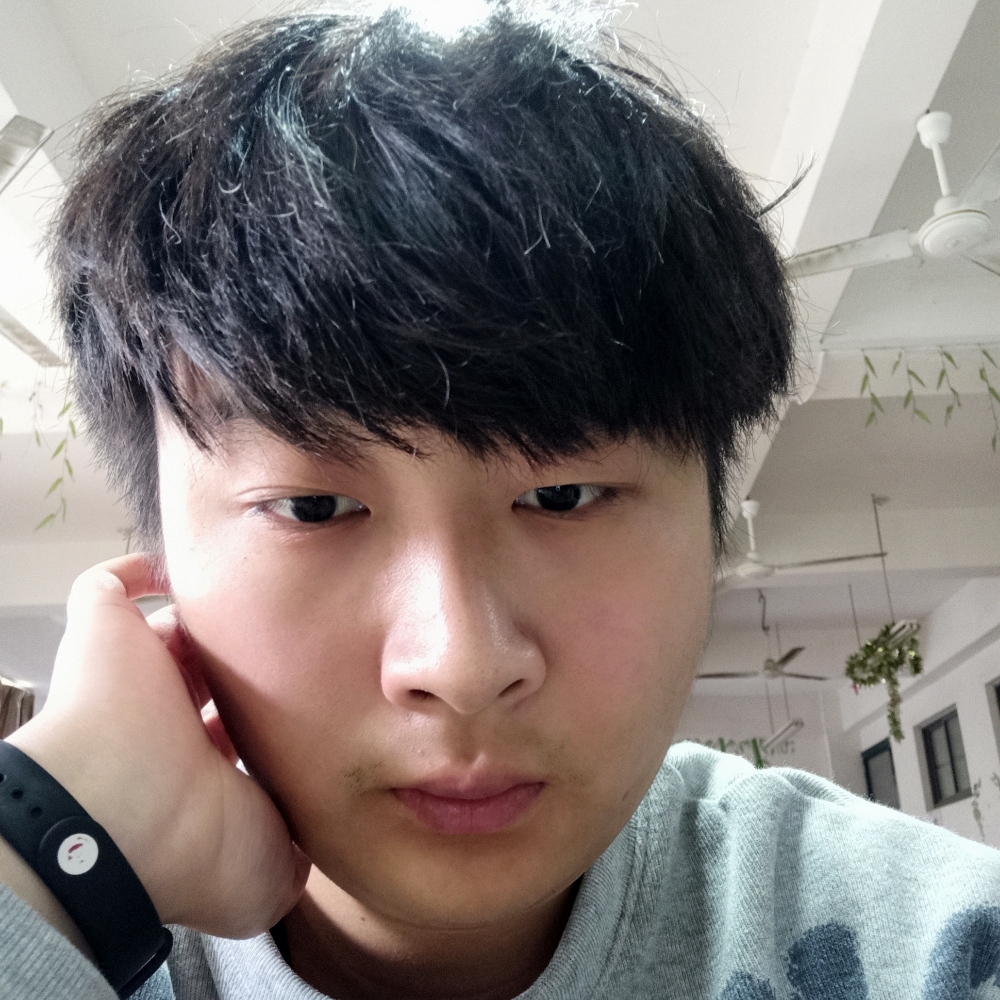 懵懂邂逅绿草的照片