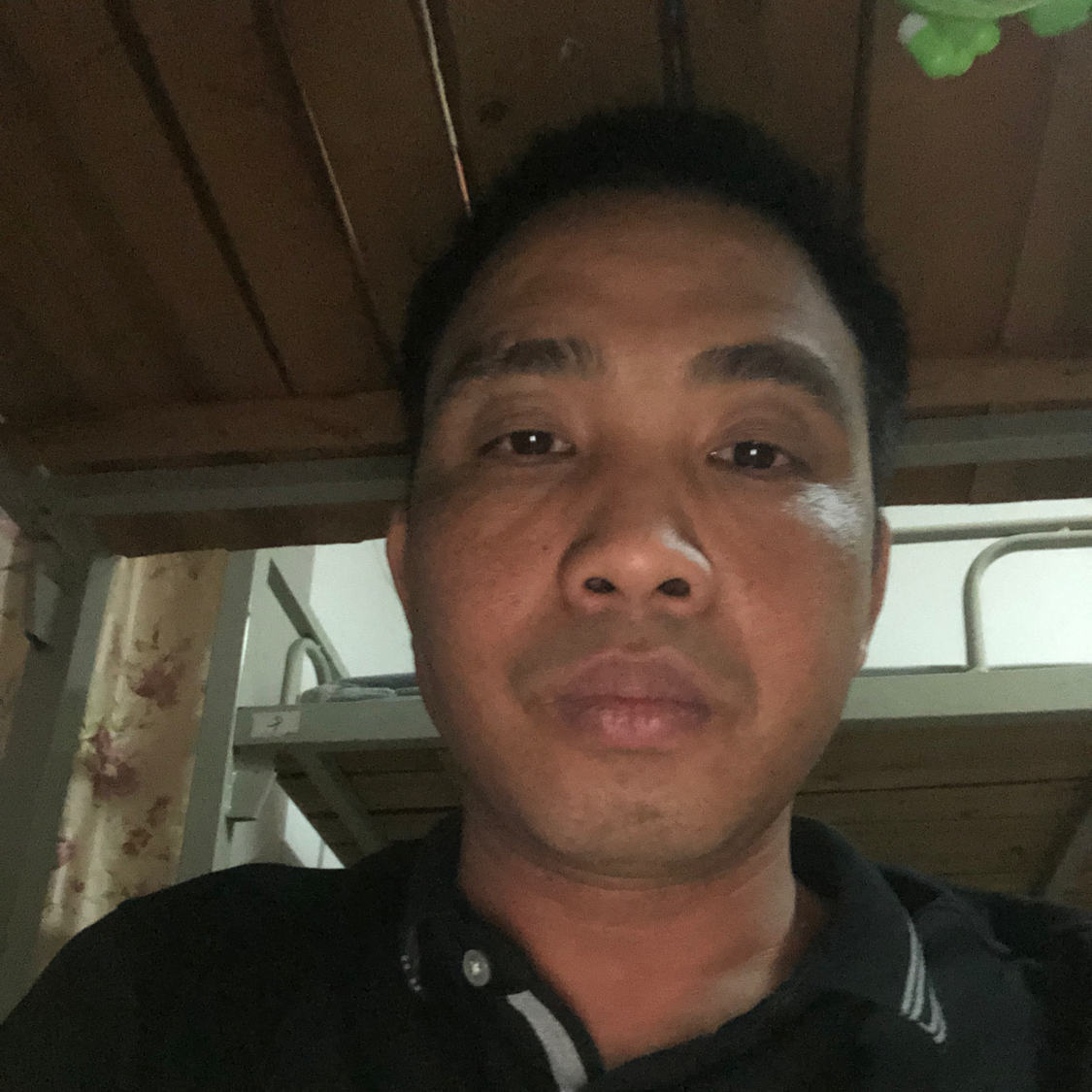 梁伟德的照片