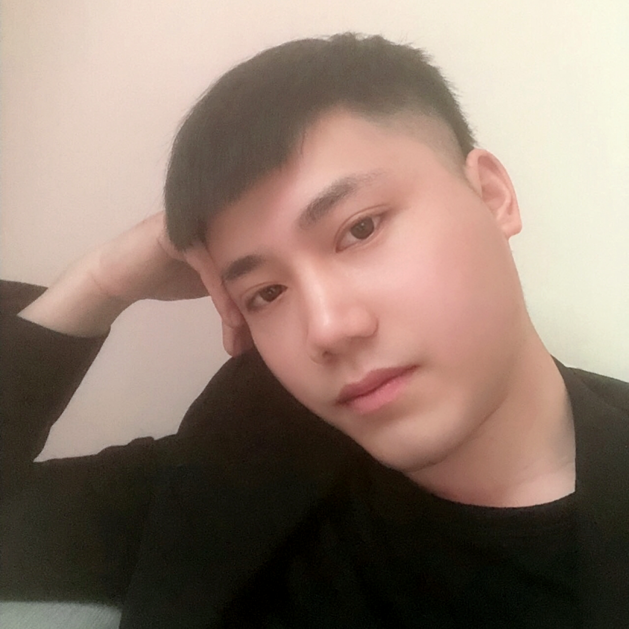 阳光刺痛眼眸的照片