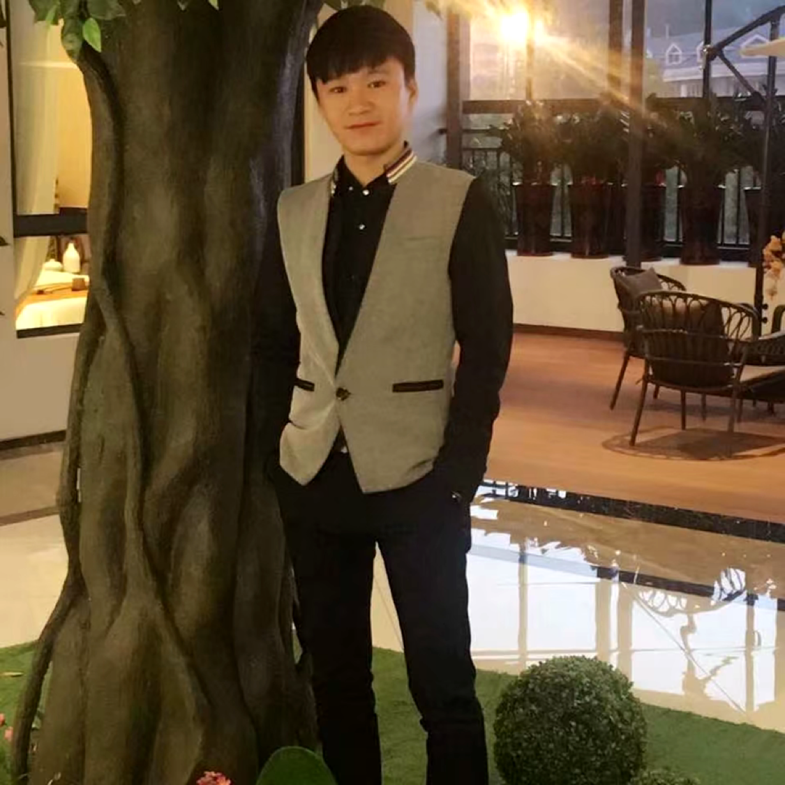 忐忑拿小海豚的照片