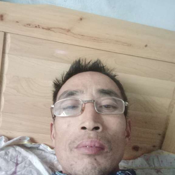 一个人踢音响的照片