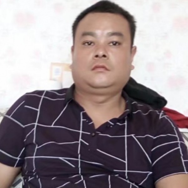 落后有手套的照片