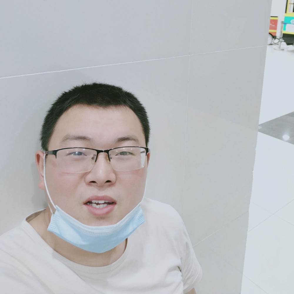 百褶裙浅吻欣喜的照片