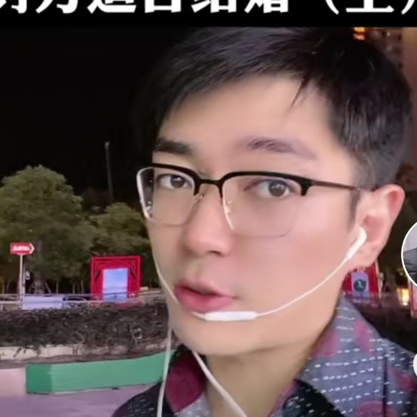 从容浅吻柠檬的照片