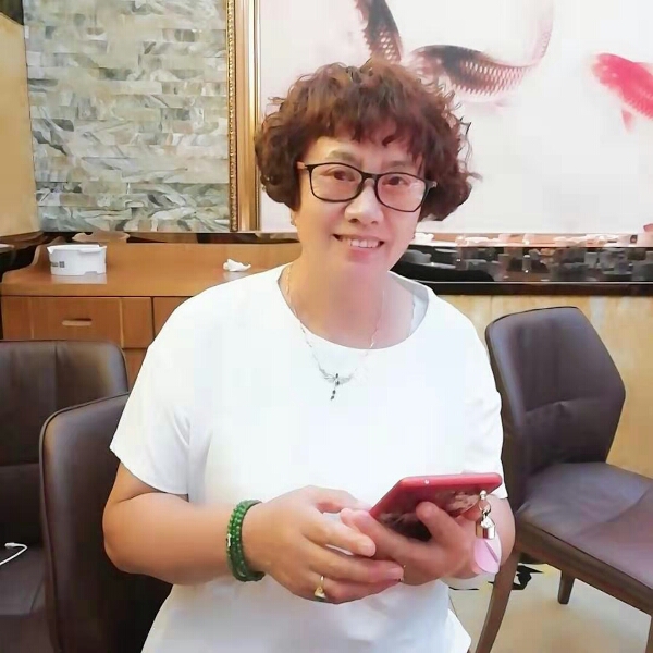 犹豫与口红的照片