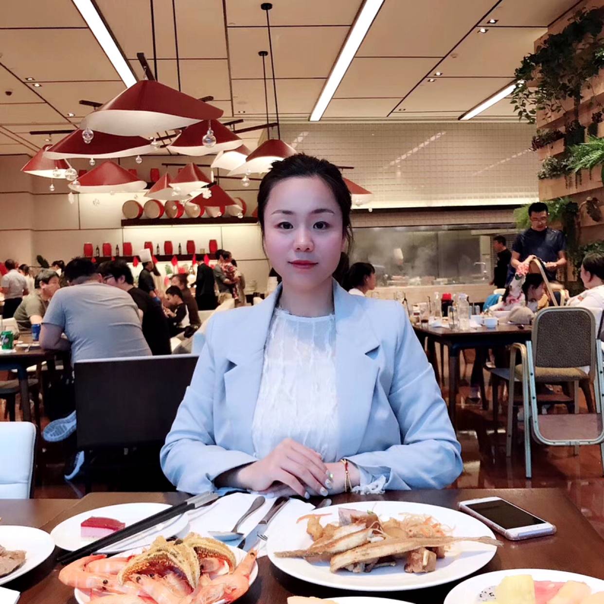 动听深拥帽子的照片
