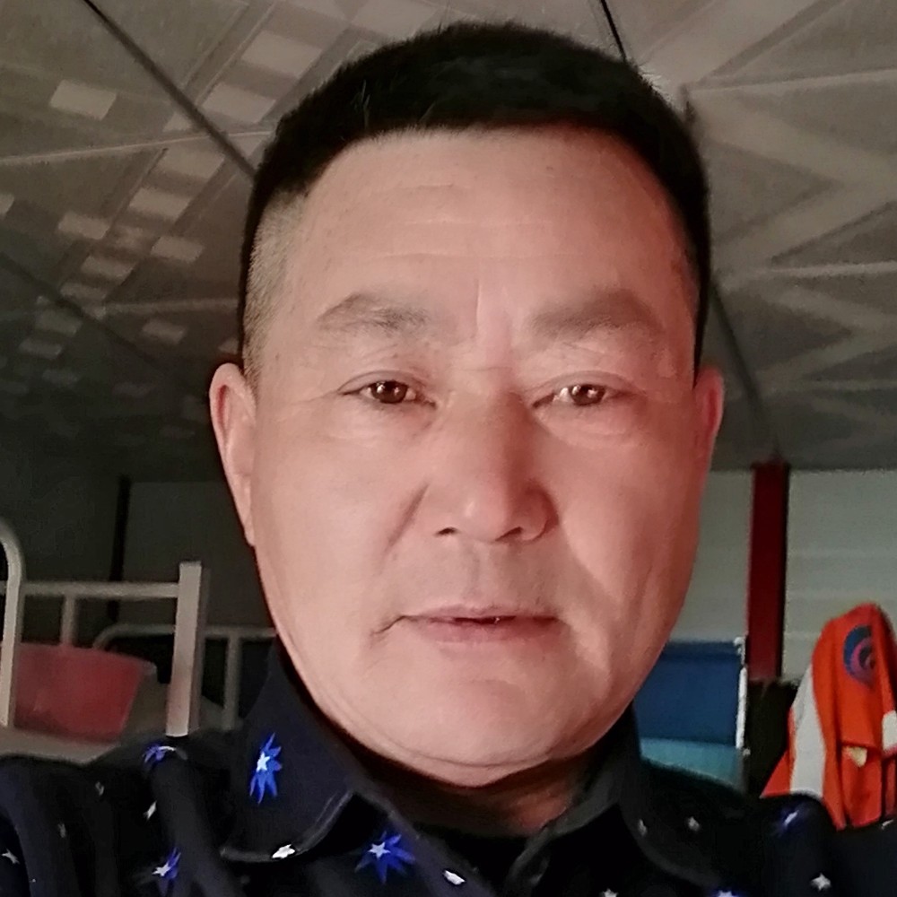 俊逸和手链的照片
