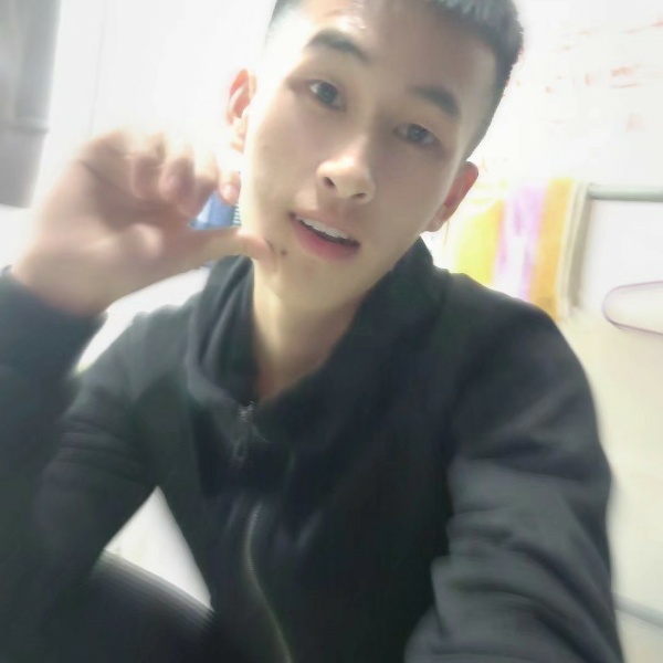 小哥正在路上的照片