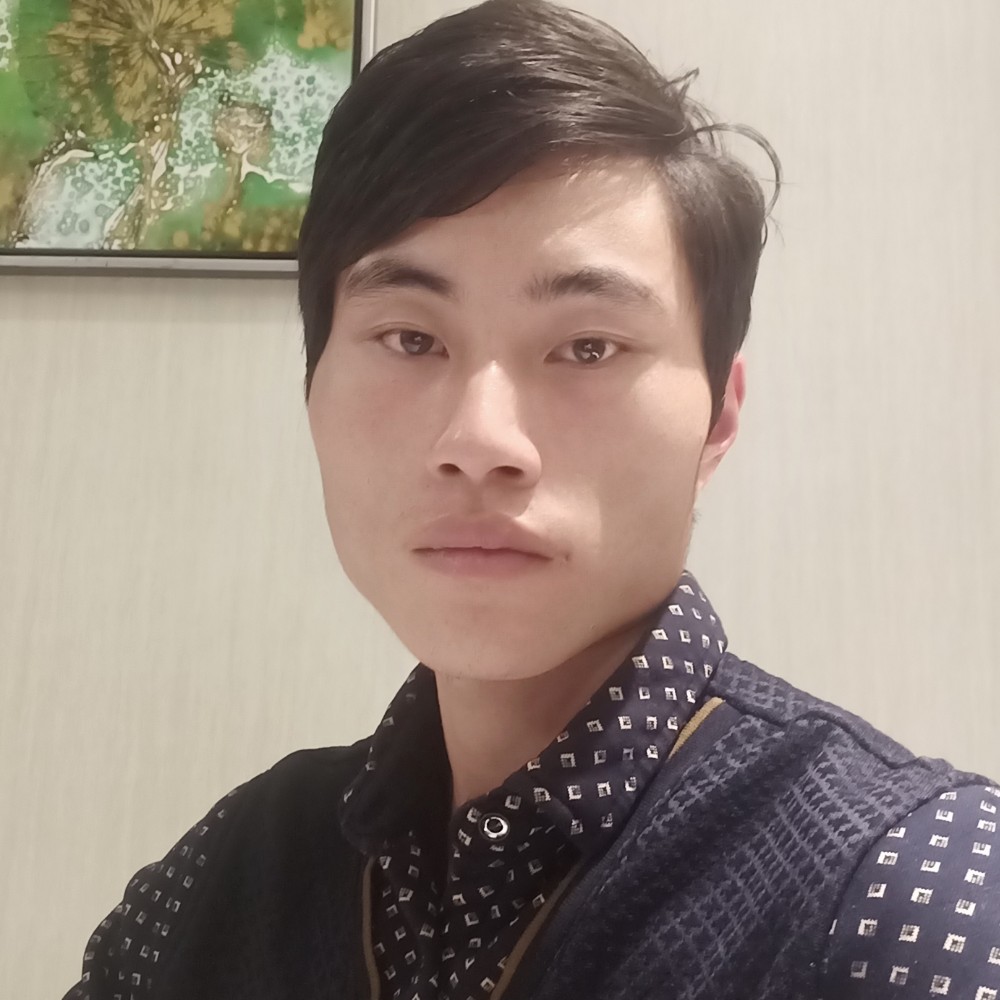 热心挽手枕头的照片