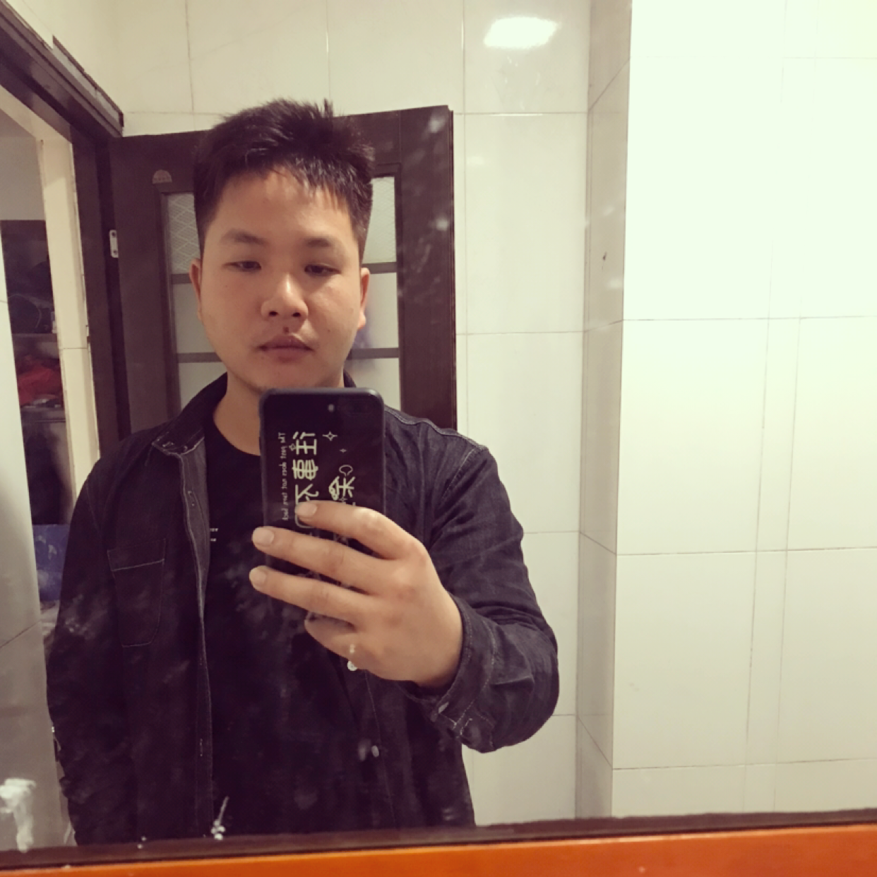 小伙深拥唯一的的照片