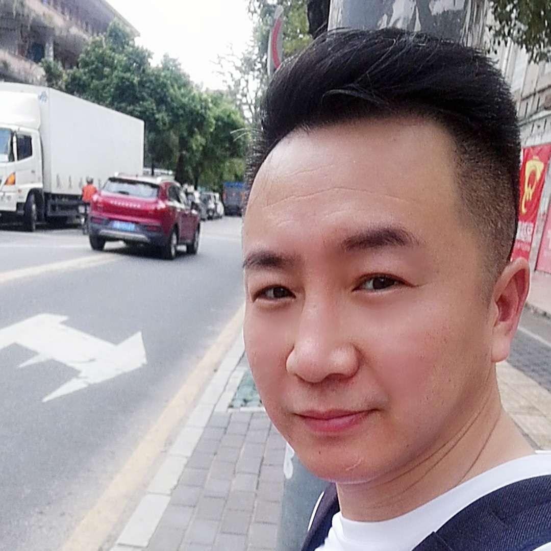 忧郁蹙眉香烟的照片