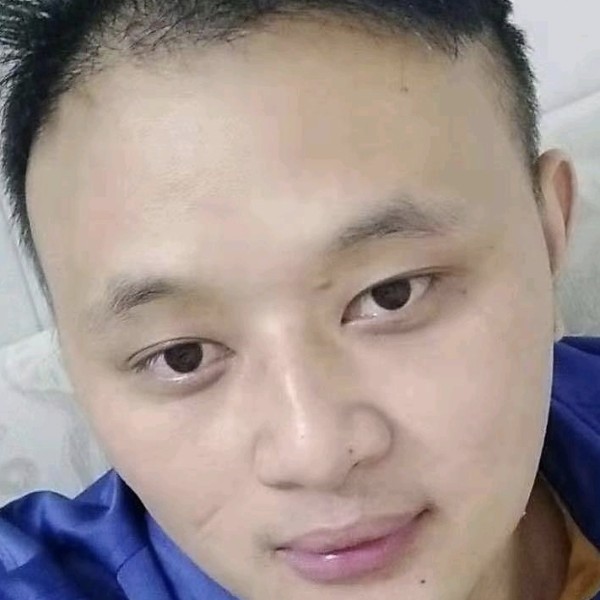 水影迎专注的照片