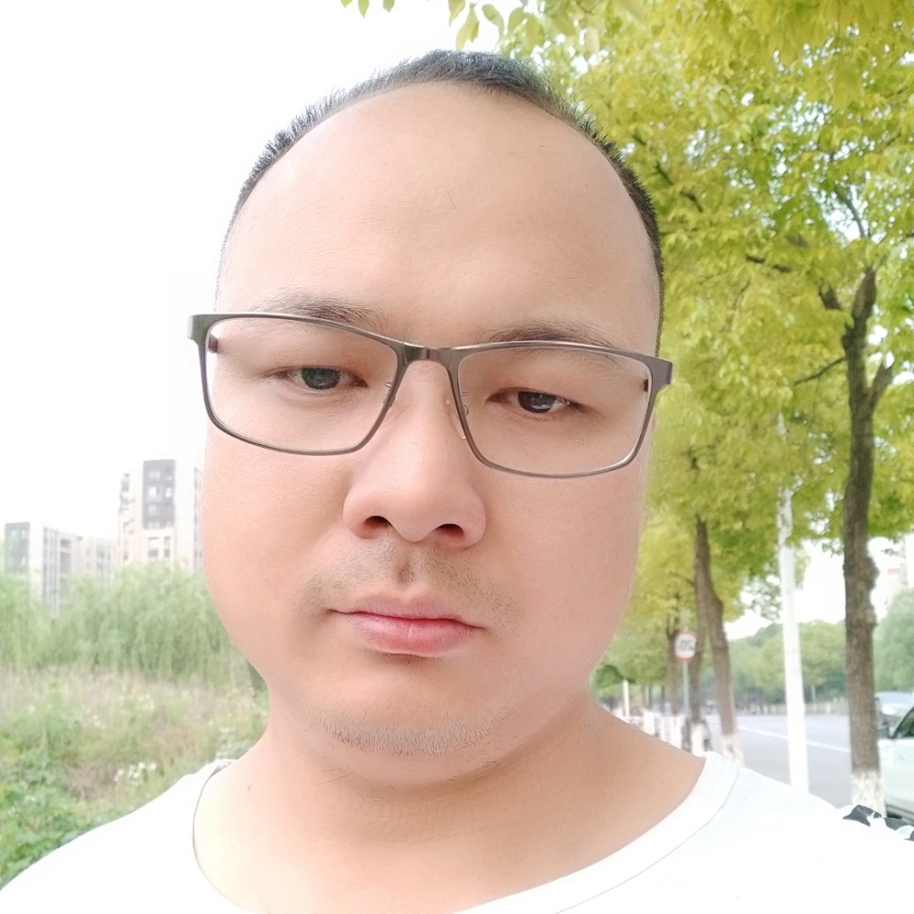典雅浅吻戒指的照片