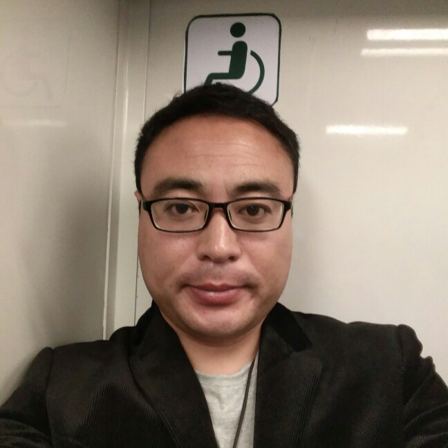 老迟到迎西装的照片