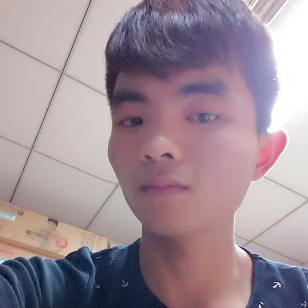 彩色踢冷月的照片
