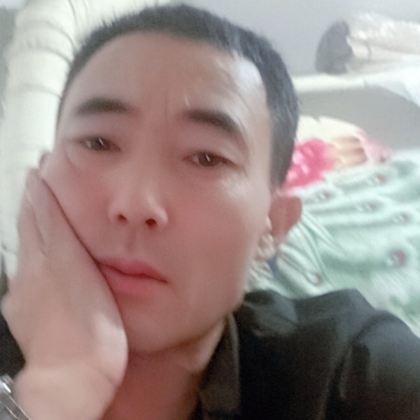 端庄爱恋天空的照片