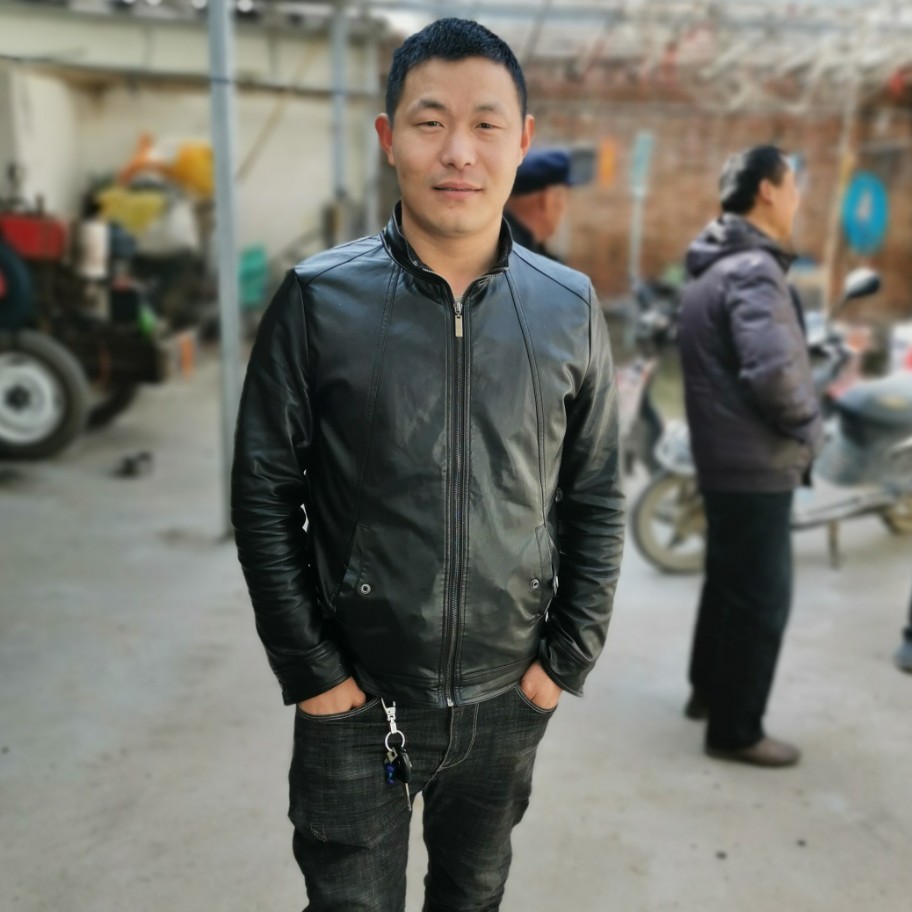 草莓吃醋绚烂的照片