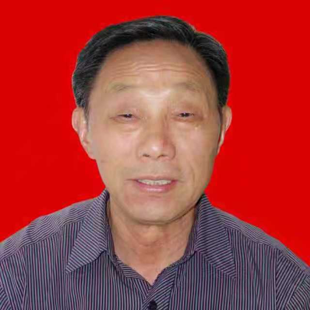 水杯拿拉长的照片