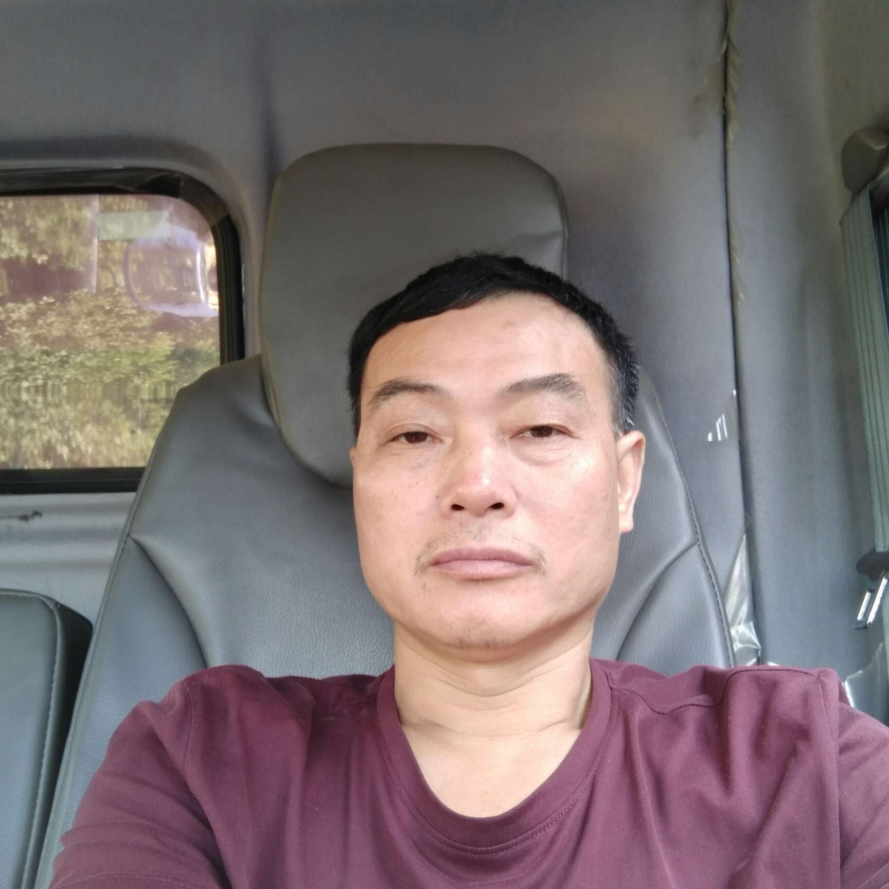 大力深拥钢铁侠的照片