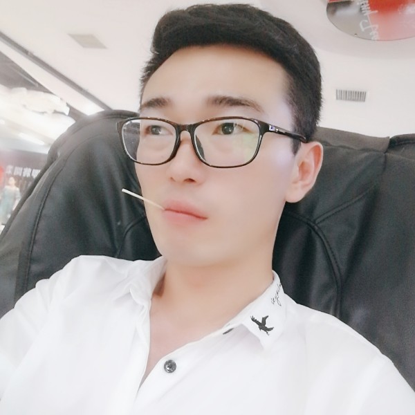 龙先生。的照片